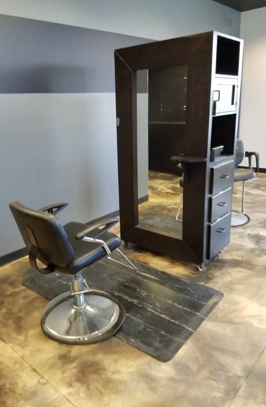 lot 5 image: Salon Styling Station with 1 soft mat and 2 chairs