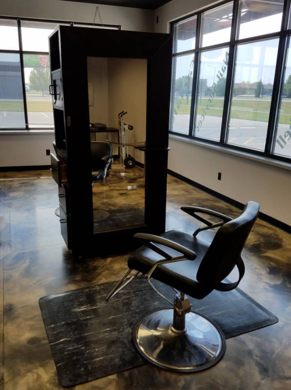 lot 6 image: Salon Styling Station with 1 soft mat and 2 chairs lot 6