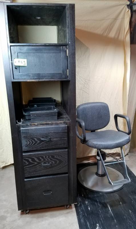 lot 7 image: Salon Styling Station with 2 soft mats and 2 chairs