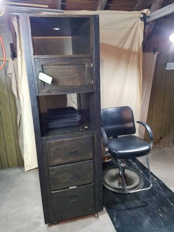 lot 8 image: Salon Styling Station with 2 soft mats and 2 chairs lot 8