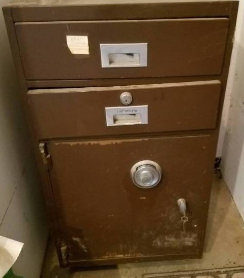 lot 15 image: Vintage Brenner Teller Drawer with Safe