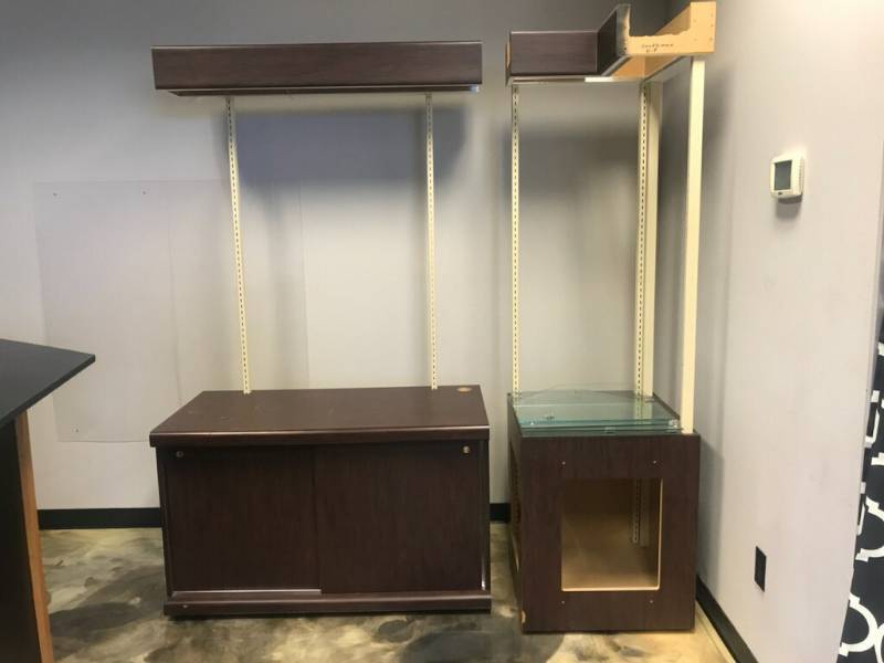 lot 16 image: Retail Color Bar corner display shelf