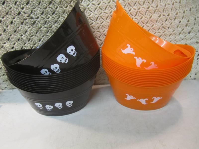 Case of 24 Plastic Oval Halloween B...