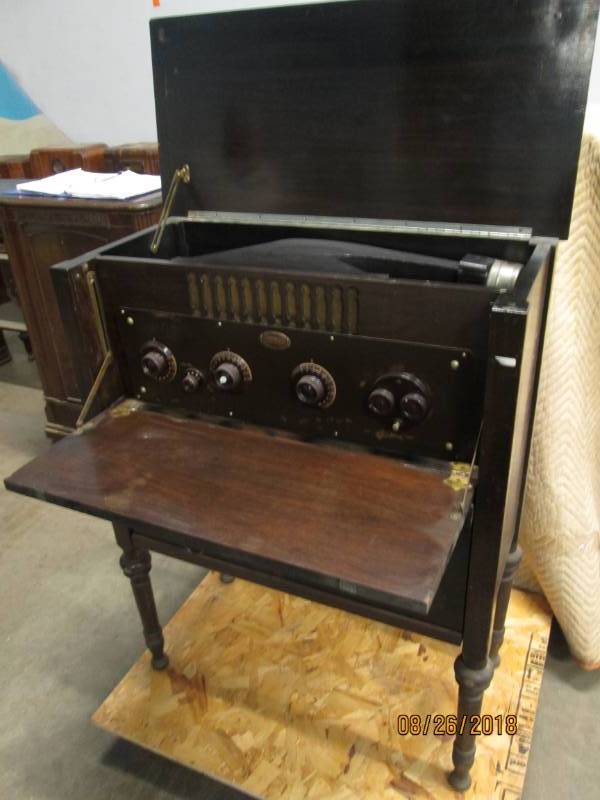 lot 1 image: Vintage Console Radio, Atwater Kent...