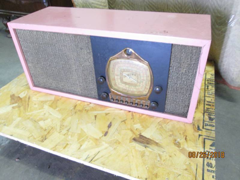 lot 3 image: Vintage Console Radio, Truetone, Mo...