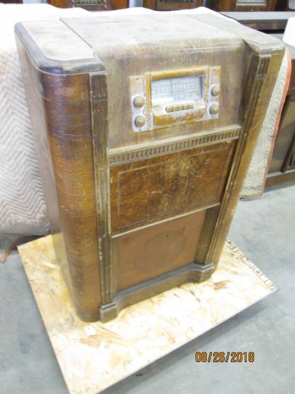 lot 9 image: Vintage Console Radio, Silvertone 7...