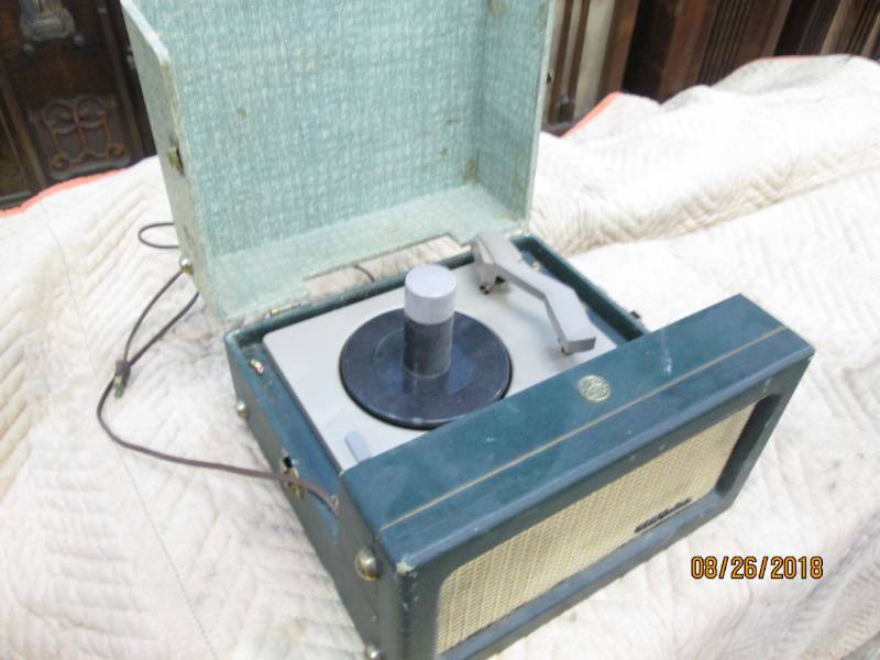 lot 10 image: Vintage Console Radio, RCA Phono, 6...