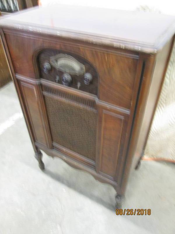 lot 11 image: Vintage Console Radio, Atwater Kent...