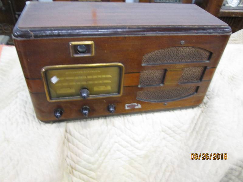 lot 12 image: Vintage Console Radio, General Elec...