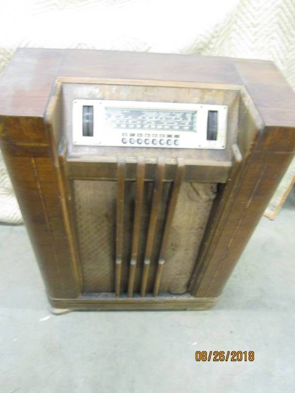 lot 13 image: Vintage Console Radio, Philco 40-19...