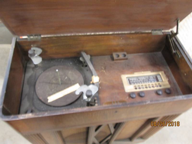 lot 15 image: Vintage Console Radio, Philco 40-50...
