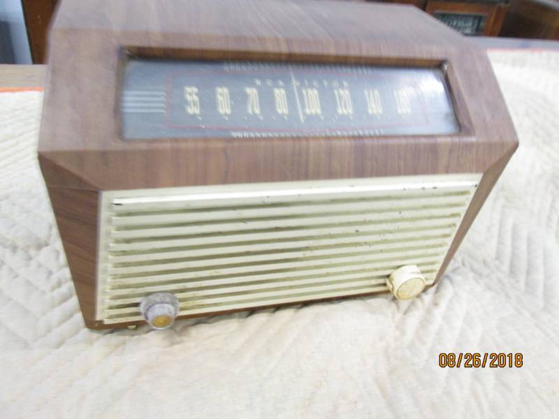 lot 16 image: Vintage Console Radio, RCA Table ra...