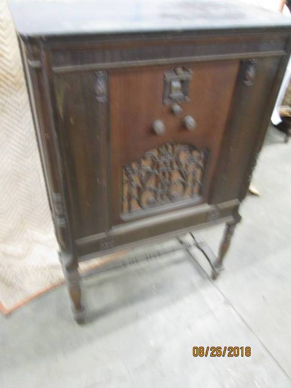 lot 17 image: Vintage Console Radio, General Elec...
