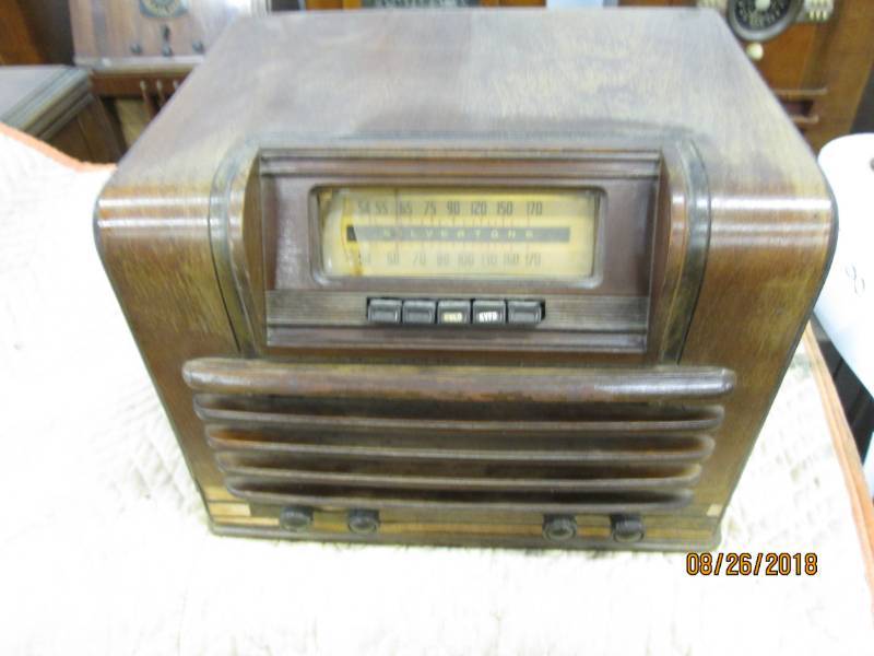 lot 18 image: Vintage Console Radio, Silvertone 7...