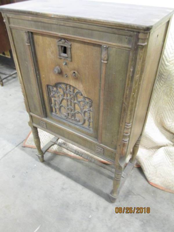 lot 19 image: Vintage Console Radio, General Elec...