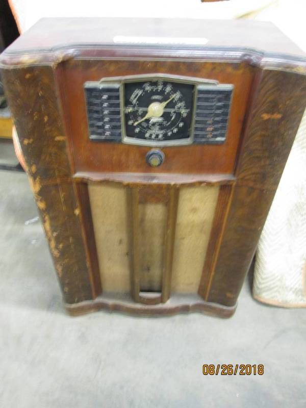lot 20 image: Vintage Console Radio, Zenith 10566...