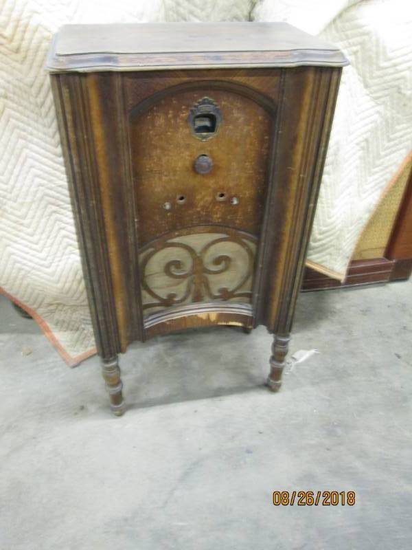 lot 21 image: Philco Model 51, 5 tube chassis, al...