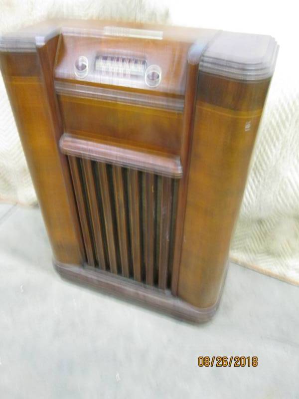 lot 22 image: Vintage Console Radio, Phiolco A-36...