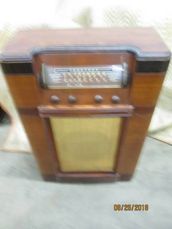 lot 23 image: Vintage Console Radio, Truetone D18...