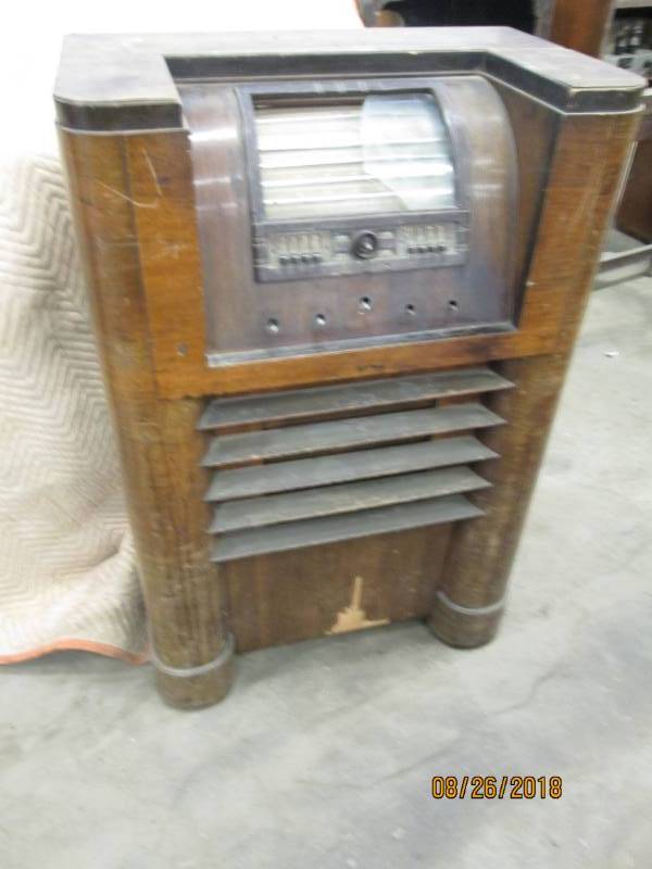lot 24 image: Vintage Console Radio, RCS 813K  13...