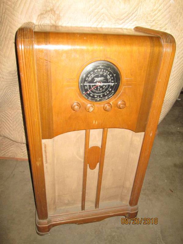 lot 25 image: Vintage Console Radio, Zenith N6252...