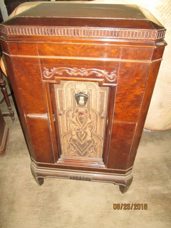 lot 26 image: Vintage Console Radio, Philco 11 tu...