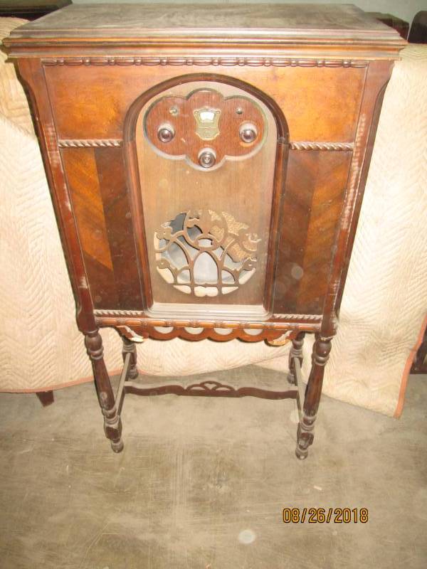 lot 27 image: Vintage Console Radio, Atwater Kent...