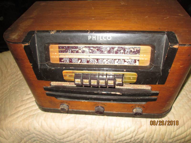 lot 28 image: Vintage tabletop  Radio, Philco 42-...