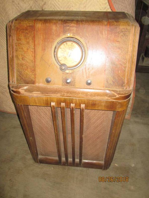 lot 29 image: Vintage Console Radio, Philco 38-4 ...