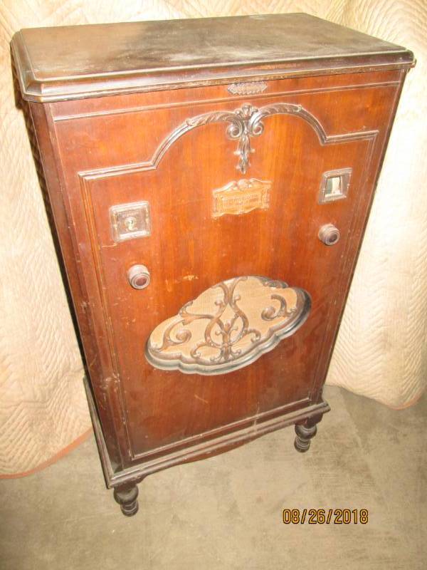 lot 31 image: Vintage Console Radio, General Elec...