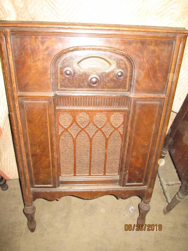 lot 32 image: Vintage Console Radio, Atwater Kent...