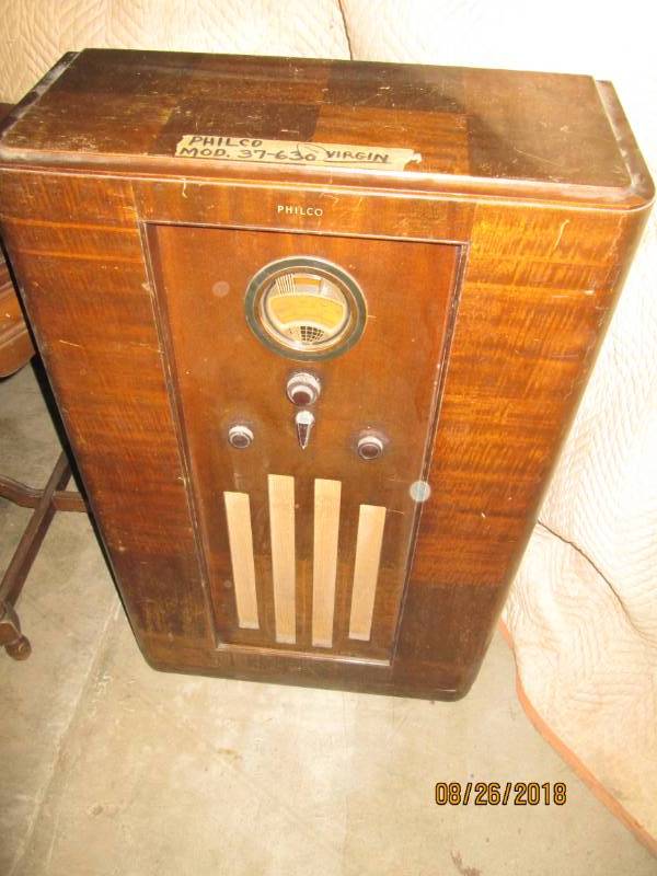 lot 36 image: Vintage Console Radio, Philco 37-63...