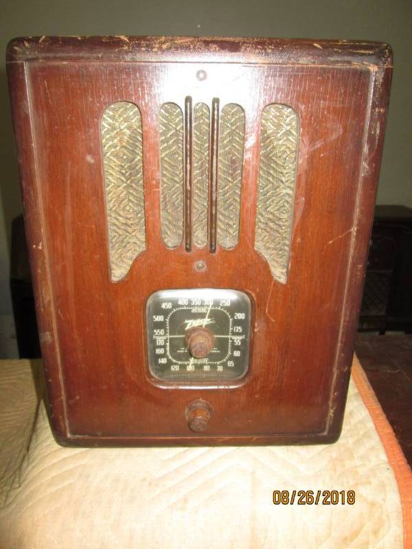 lot 37 image: Vintage Zenith tabletop  Radio, Mod...