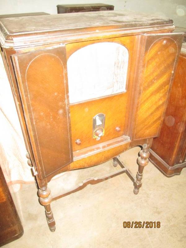 lot 38 image: Vintage Console Radio, Philco Model...