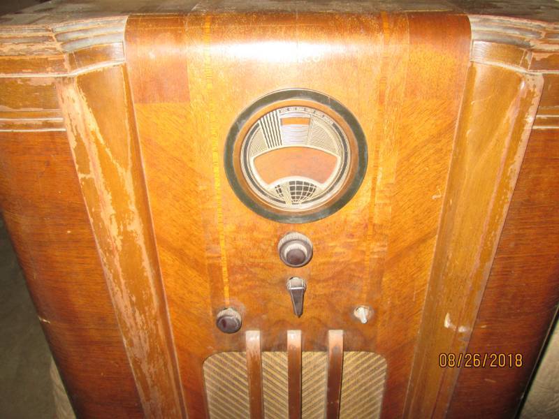 lot 40 image: Vintage Console Radio, Philco 37-65...