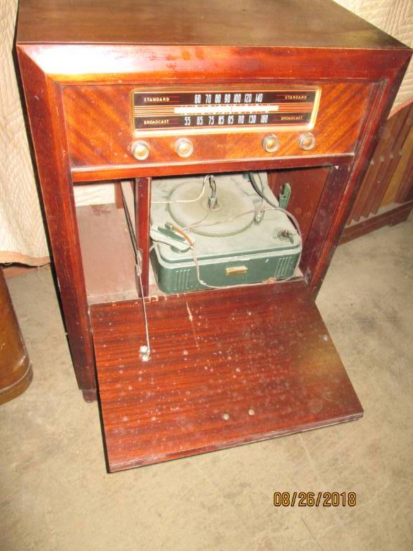 lot 41 image: Vintage Console Radio, Philco 51-17...