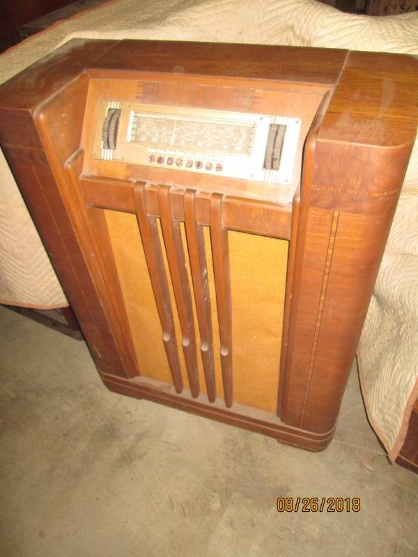 lot 42 image: Vintage Console Radio, Philco 40-95...