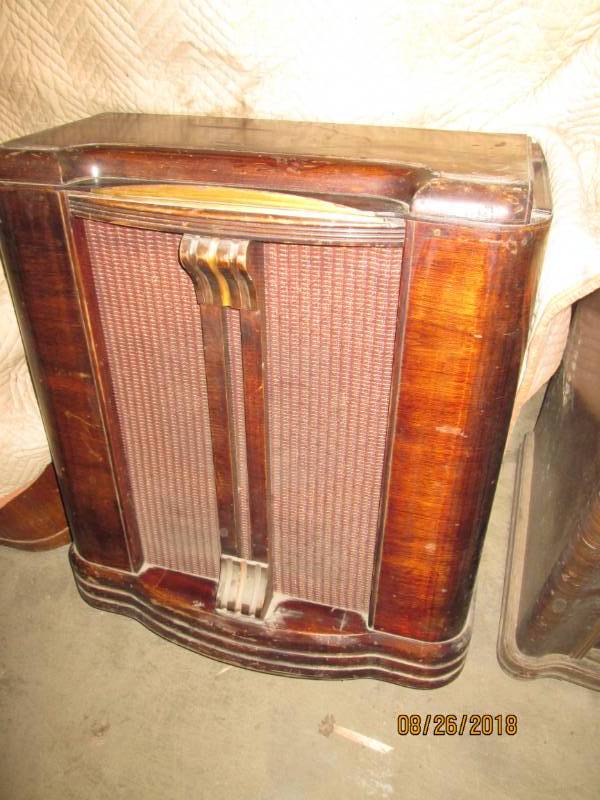lot 44 image: Vintage Console Radio, speaker only...