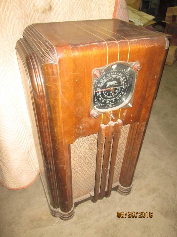lot 46 image: Vintage Console Radio, Zenith 8-S-1...