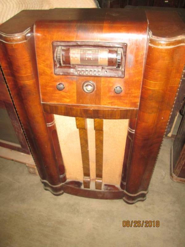 lot 49 image: Vintage Console Radio, Wards Airlin...