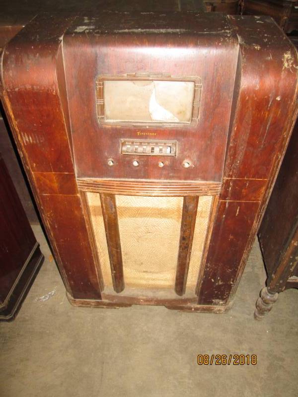lot 50 image: Vintage Console Radio, Firestone S-...