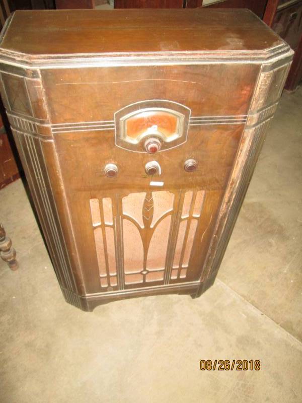 lot 53 image: Vintage Console Radio, RCA Model c6...