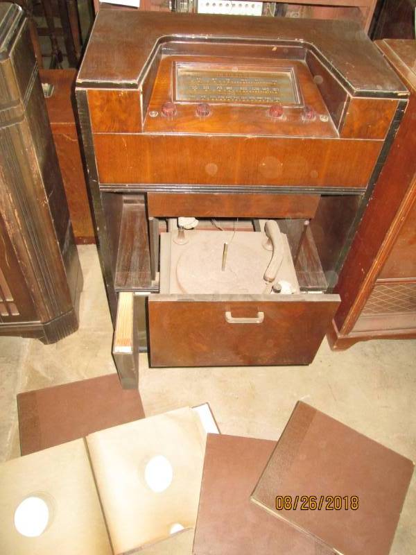 lot 54 image: Vintage Console Radio, Crosley 86CR...