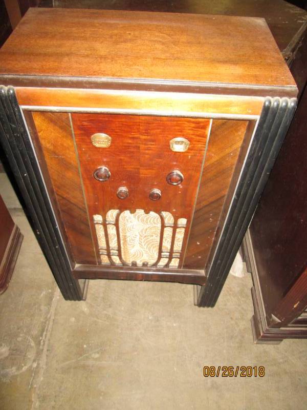 lot 60 image: Vintage Console Radio, Atwater Kent...