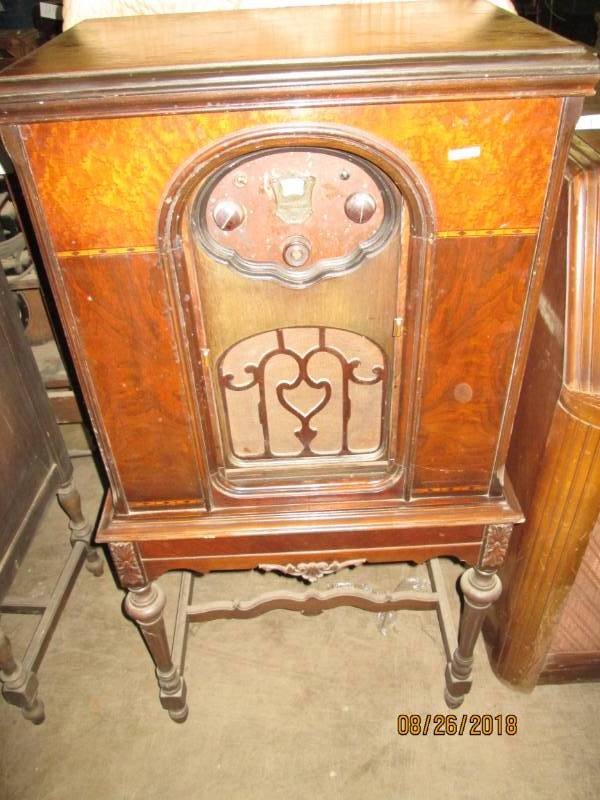 lot 63 image: Vintage Console Radio, Atwater Kent...