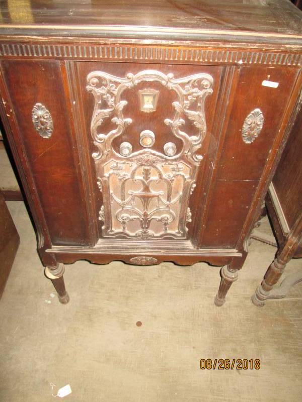lot 65 image: Vintage Console Radio, Americal Bos...
