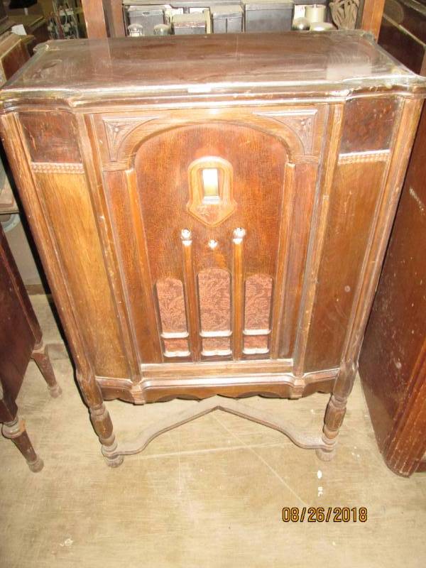 lot 66 image: Vintage Console Radio, RCA R-50  10...