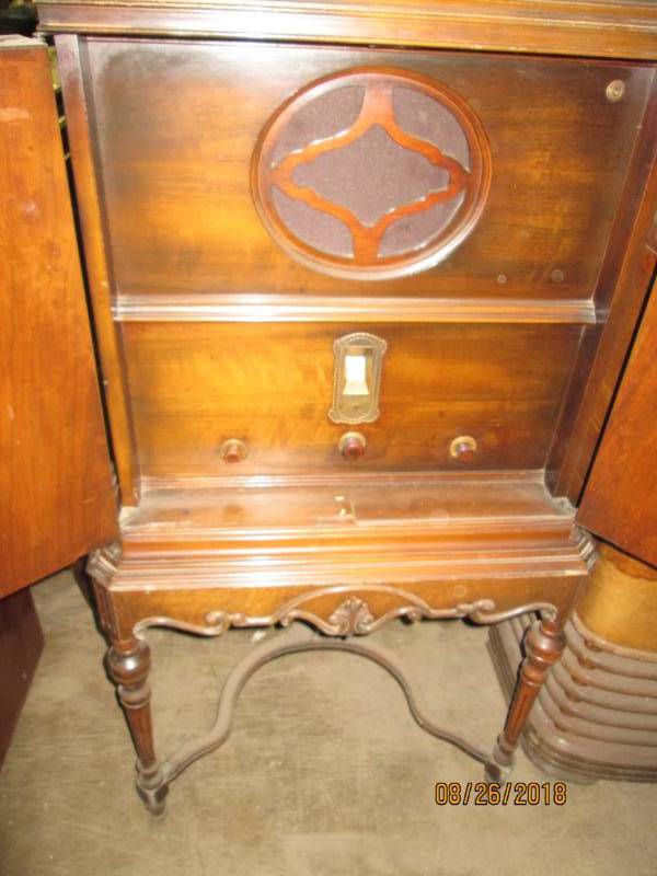 lot 69 image: Vintage Console Radio, Majestic 70 ...
