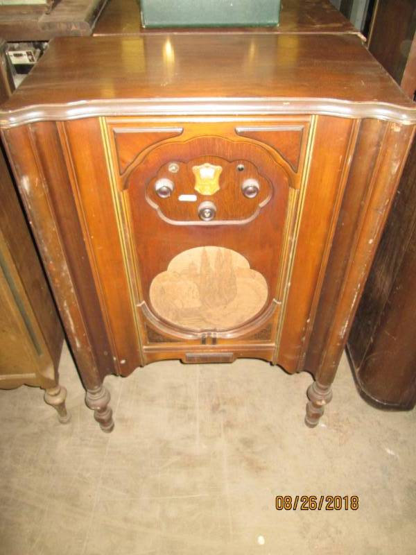 lot 81 image: Vintage Console Radio, Atwater Kent...