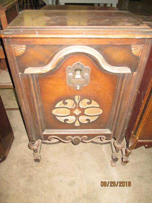 lot 83 image: Vintage Console Radio, Burley Chasi...